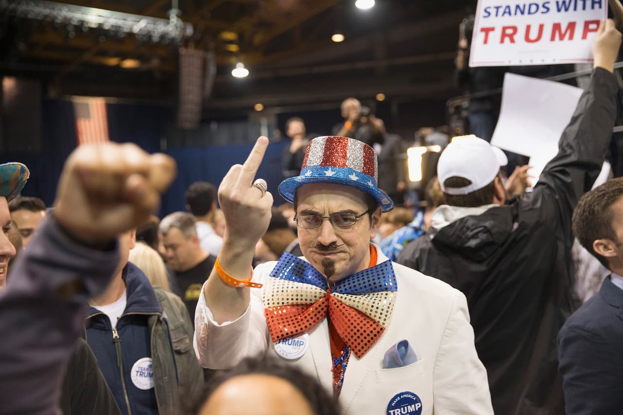 Dentro del recinto hubo choques en los que la policía intervino para separar a opositores y seguidores del magnate.