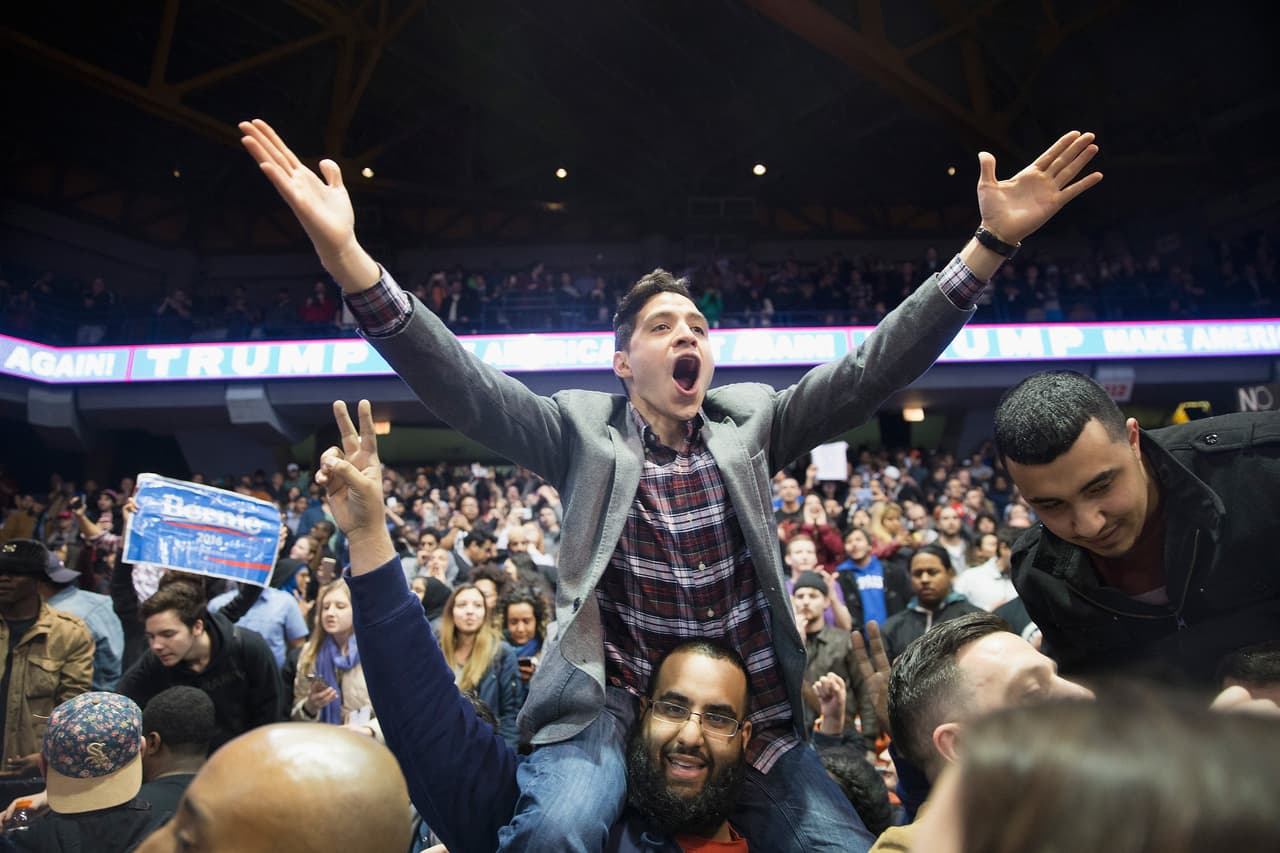Varias personas con consignas en contra del candidato que se hallaban dentro de la universidad, celebraron el anuncio de la suspensión del mitin del republicano.