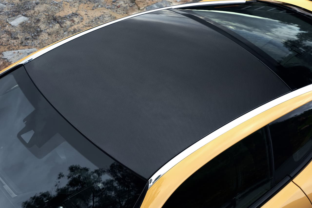 El techo del LC500 se diferencia del resto de la carrocería, con líneas de los bordes que se cierran a medida que bajan hacia la cola del vehículo.