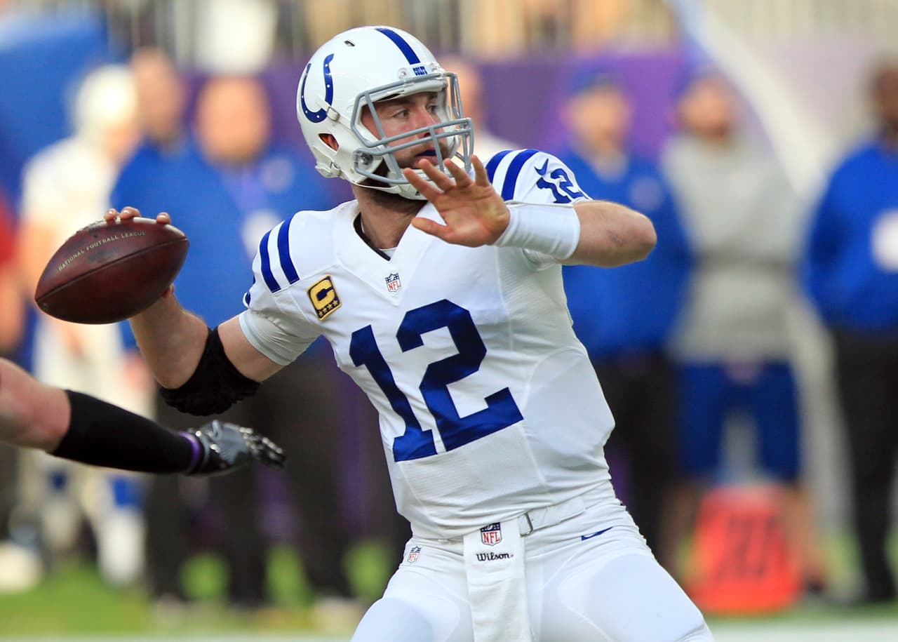 <b>9. ANDREW LUCK | Indianapolis Colts</b>
<br>A pesar de perderse un juego en 2016 por una conmoción, logró ser el quinto quarterback con más pases de touchdown de la liga con 31 y solo Rodgers, Ryan y Brees hicieron más puntos que él en Fantasy. Desde que trabaja con el coordinador ofensivo Rob Chudzinski, ha mejorado su índice de pasador y disminuido sus entregas del balón. Sin embargo, los propietarios deben mantenerse alerta sobre el estado de salud de Luck, ya que está saliendo de una cirugía de hombro y está en duda para el inicio de la temporada regular.
