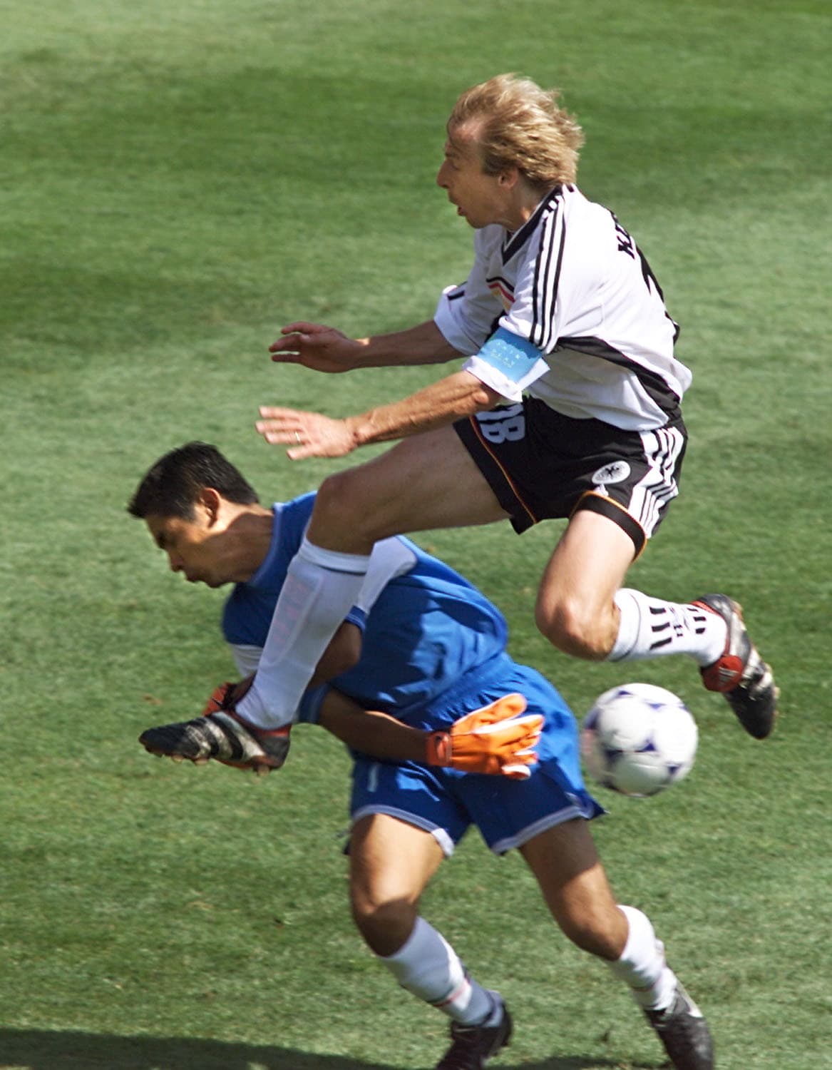 México jugó agresivamente, adelantando líneas, y en una descolgada Klinsmann se halló solo ante 'Brody' Campos, quien salió con valentía a jugarse el físico.
