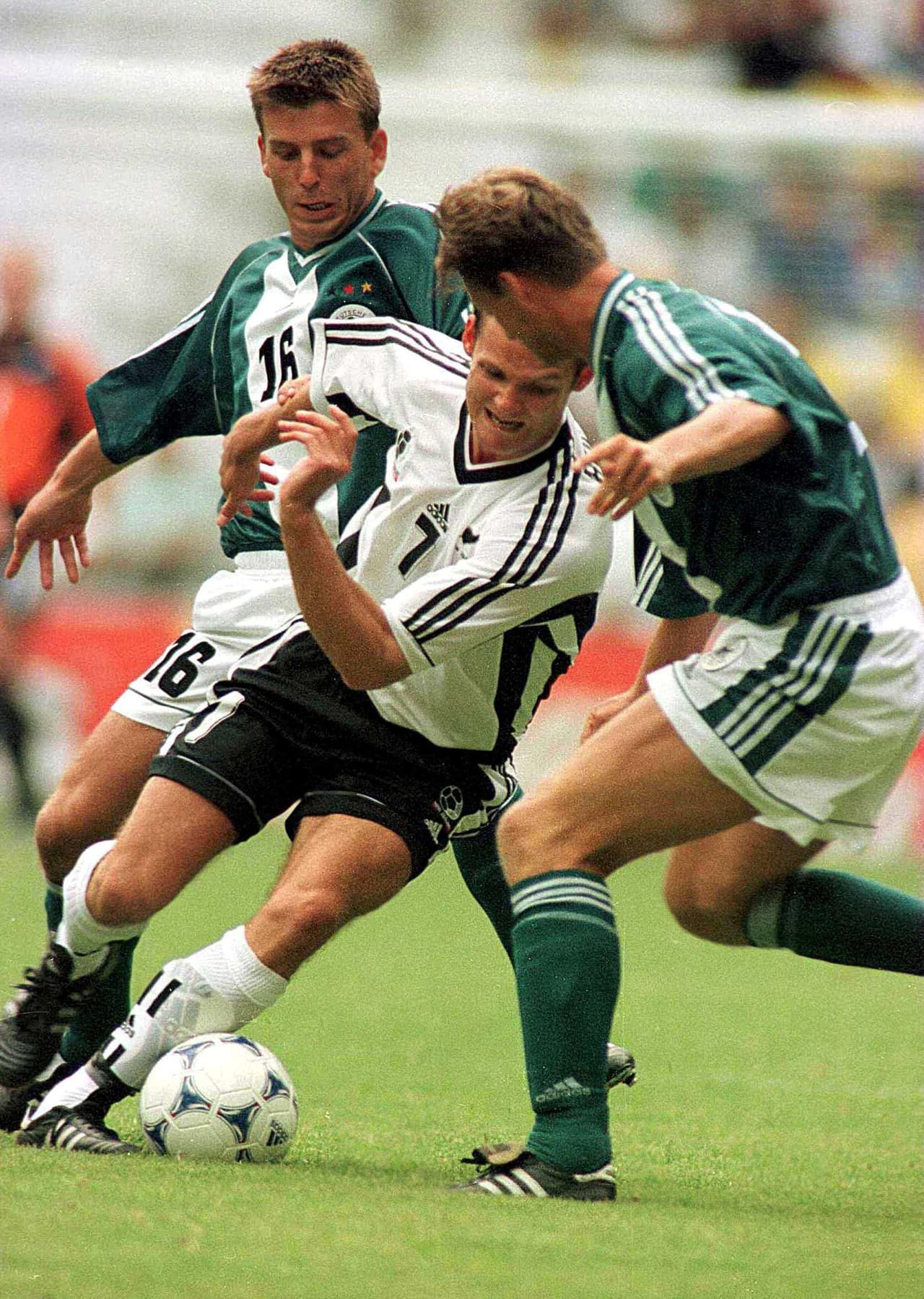 En aquella escuadra teutona también estaba Bernd Schneider, titular de la Alemania del 2006 entrenada por Jürgen Klinsmann.