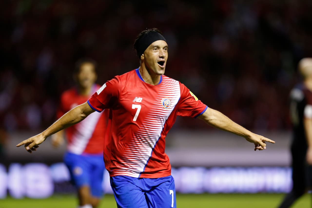 Johan Venegas al 43, Christian Bolaños al 68 y Joel Campbell al 74 y al 78, marcaron las anotaciones para los ticos que son líderes solitarios del hexagonal con seis puntos en los dos primeros partidos.