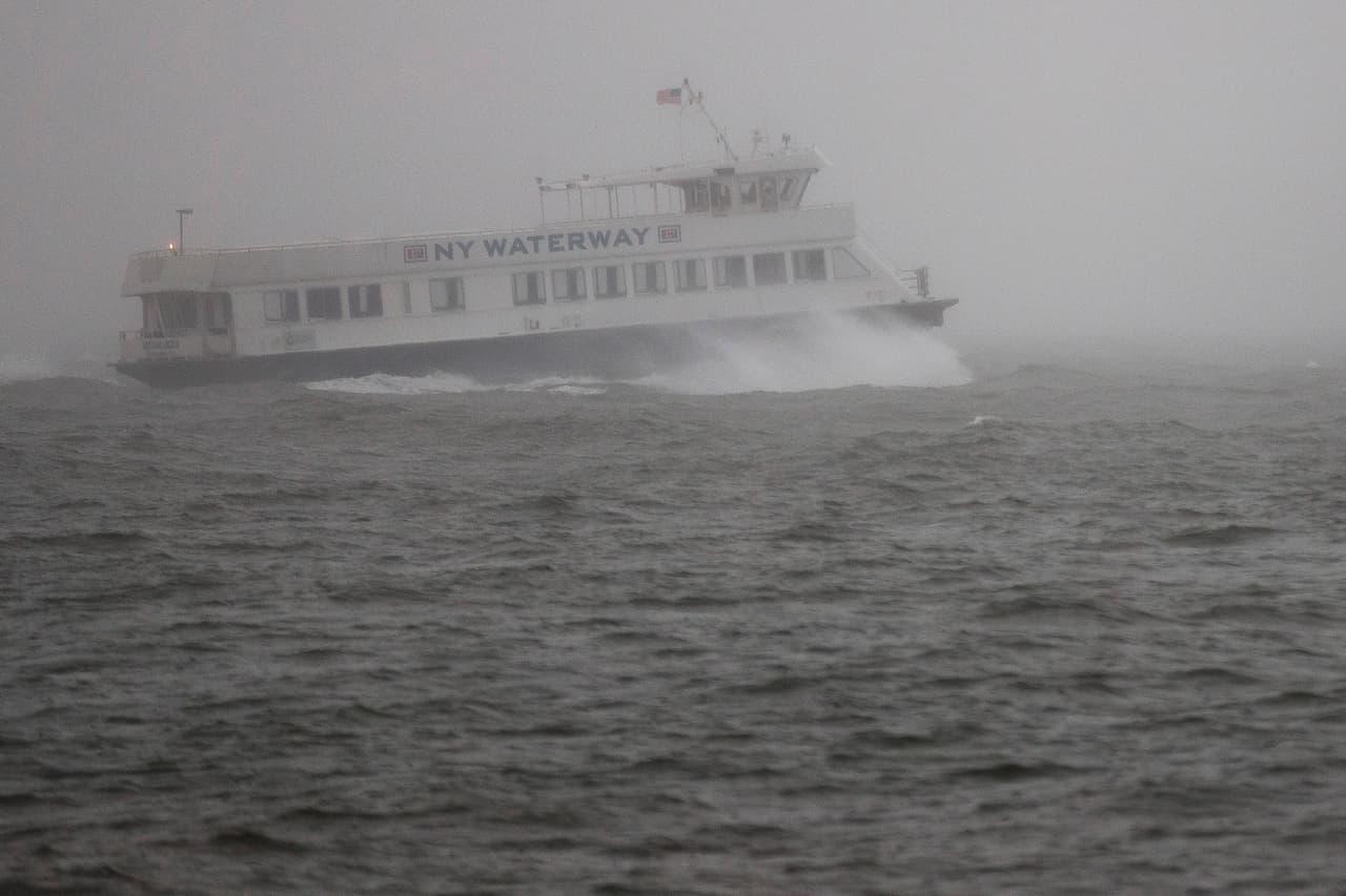 Un bote de pasajeros recorre el río Hudson de Nueva York, entre los fuertes vientos y la nieve.
