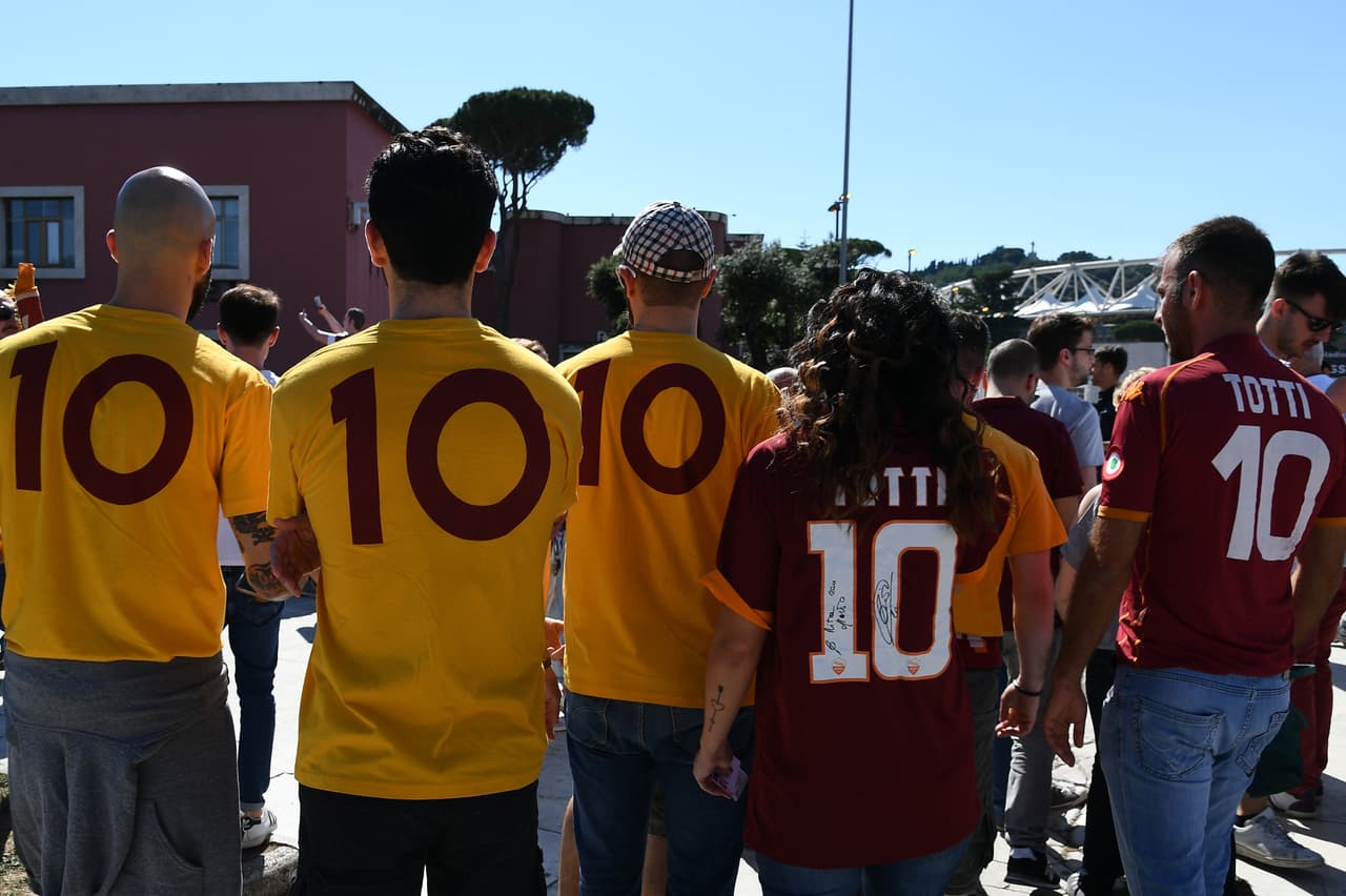 Los fanáticos de Roma le dieron una cálida despedida a Francesco Totti, el eterno capitán, en su despedida del fútbol profesional. Todos vistieron el '10', llevaron pancartas y posaron con una estatua y aclamaron al jugador, que fue suplente contra Genoa pero entró en el triunfo 3-2, en su último juego tras 24 años con el equipo.