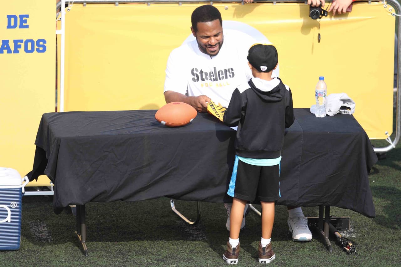 Jóvenes y niños acudieron a las clínicas impartidas por leyendas de los Steelers en México. Checa las mejores tomas.