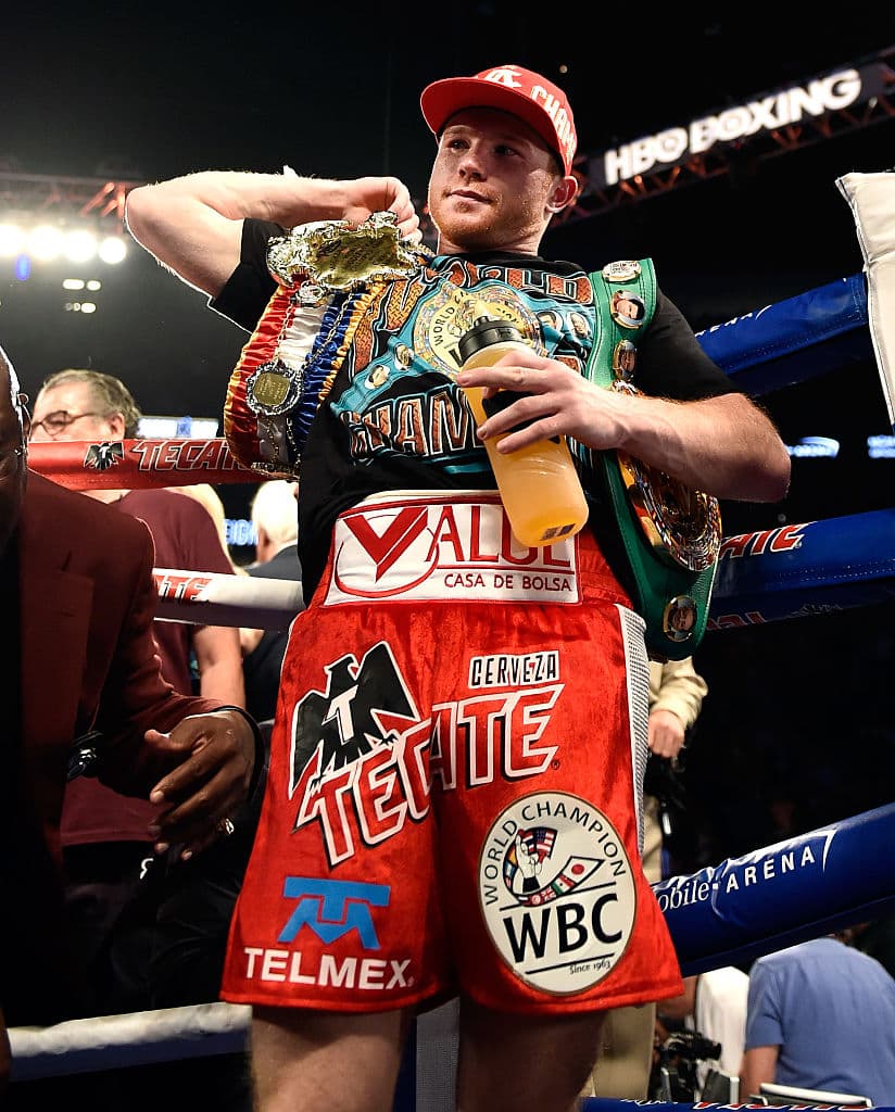 Saúl 'Canelo' Alvarez dejó el cinturón mediano.