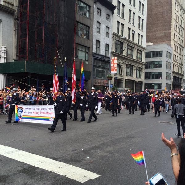 Miles marcharon por las calles de Manhattan para celebrar el Orgullo Gay.