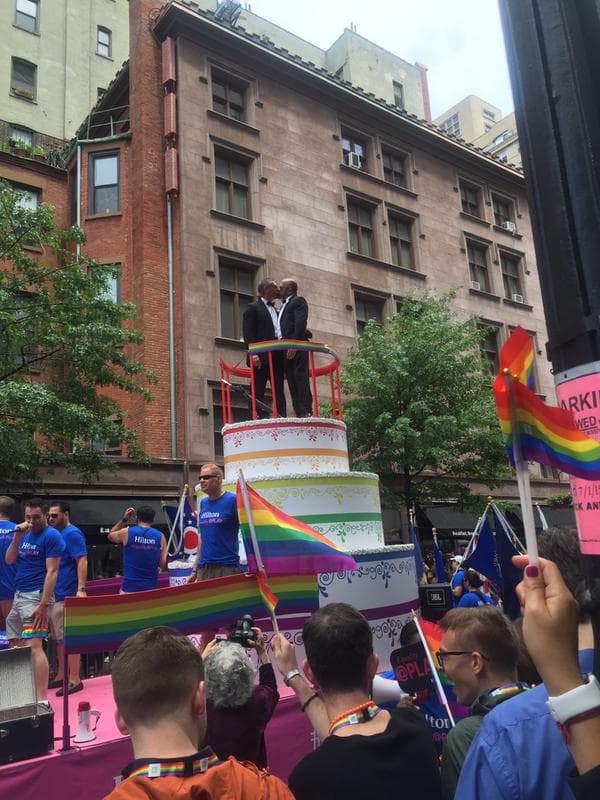 Miles marcharon por las calles de Manhattan para celebrar el Orgullo Gay.