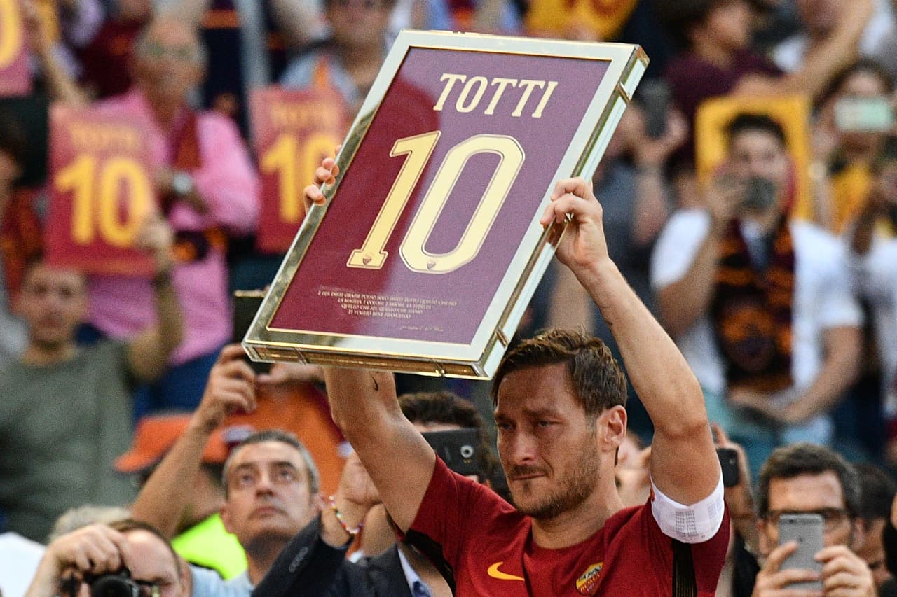 Los fanáticos de Roma le dieron una cálida despedida a Francesco Totti, el eterno capitán, en su despedida del fútbol profesional. Todos vistieron el '10', llevaron pancartas y posaron con una estatua y aclamaron al jugador, que fue suplente contra Genoa pero entró en el triunfo 3-2, en su último juego tras 24 años con el equipo.