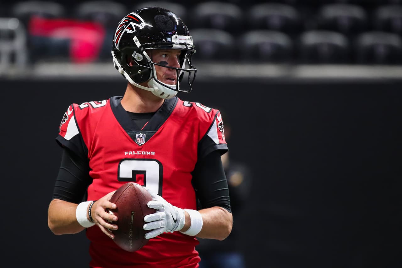 <b>5. MATT RYAN | Atlanta Falcons</b>
<br>Luego de su magistral temporada 2016, las expectativas en Ryan son muy altas pese a que ya no tiene a Kyle Shanahan como su coordinador ofensivo. Los Falcons fueron una amenaza aérea el año pasado y Ryan entregó 347 puntos siendo el segundo mejor del Fantasy gracias a sus casi 5 mil yardas y 38 touchdowns. Esta campaña será más complicada para Atlanta pero eso no disminuirá a
<i>Matty Ice</i> de aprovechar al increíble Julio Jones y otras armas como Mohamed Sanu, Taylor Gabriel y Tevin Coleman.