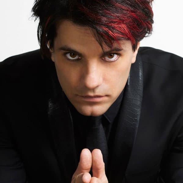 Su gusto por la magia comenzó a los 7 años después de que una de sus tías le mostrara un truco. A los 13 años comenzó a trabajar como mago; a los 19 ya ganaba una buena cantidad de dinero presentándose en en fiestas infantiles y clubes nocturnos.