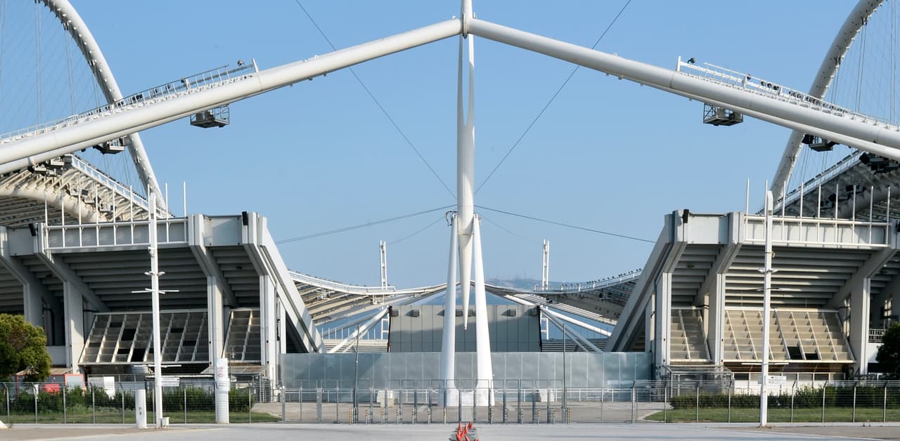 El estadio olímpico de Atenas fue el gran escenario de los Juegos de 2004 y tiene una capacidad 69 mil espectadores para los hinchas del Panathinaikos. Tiene dos arcos sobre el cielo del escenario, que acusan necesita más cuidado.