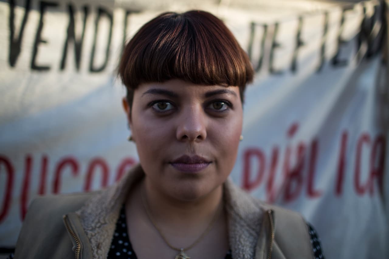 Lydia Graco lidera la protesta y cuelga ropa de mujer que simboliza las prendas que las desaparecidas nunca más podrán llevar. No le gusta referirse a “las muertas de Juárez”. “Llamarlas así es quitarles una responsabilidad a los agresores”. Las quiere llamar “las asesinadas de Juárez”.
