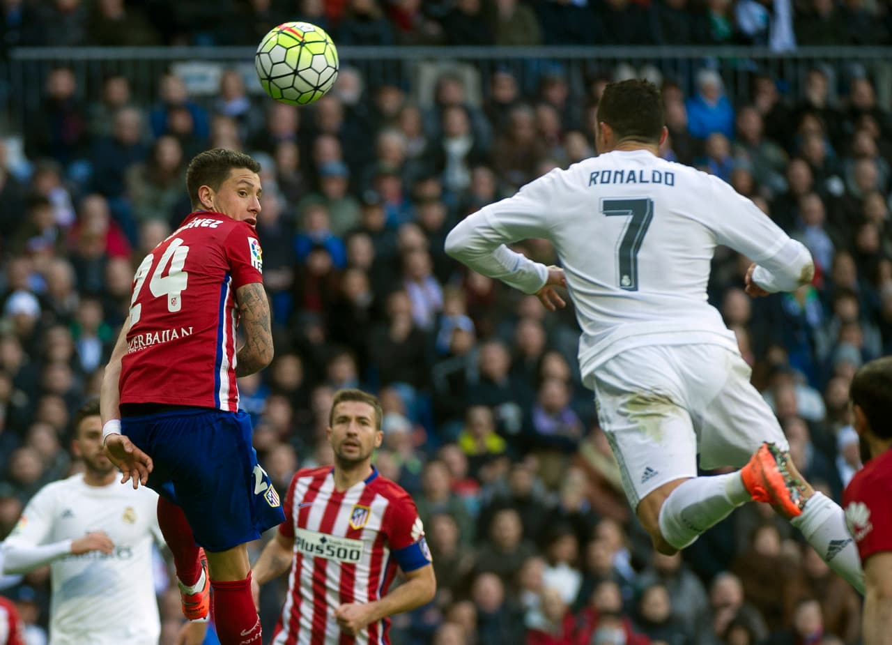 Faltando un cuarto de hora para que terminara el derbi, Cristiano Ronaldo remató un servicio con la cabeza pero para su mala fortuna el balón llegó directo a las manos del arquero rojiblanco.