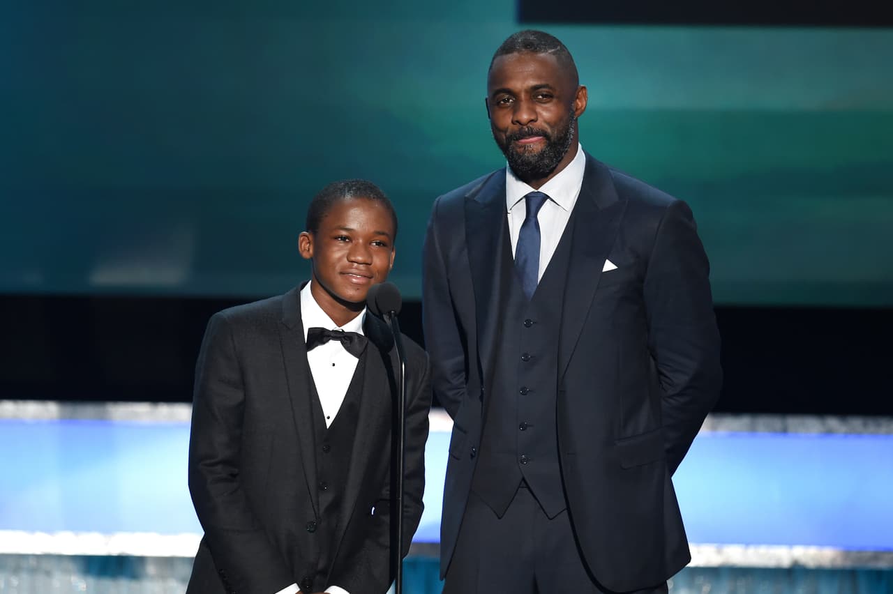 Idris Elba y su coestrella Abraham Attah promovieron la cinta nominada 'Beasts of No Nation'.