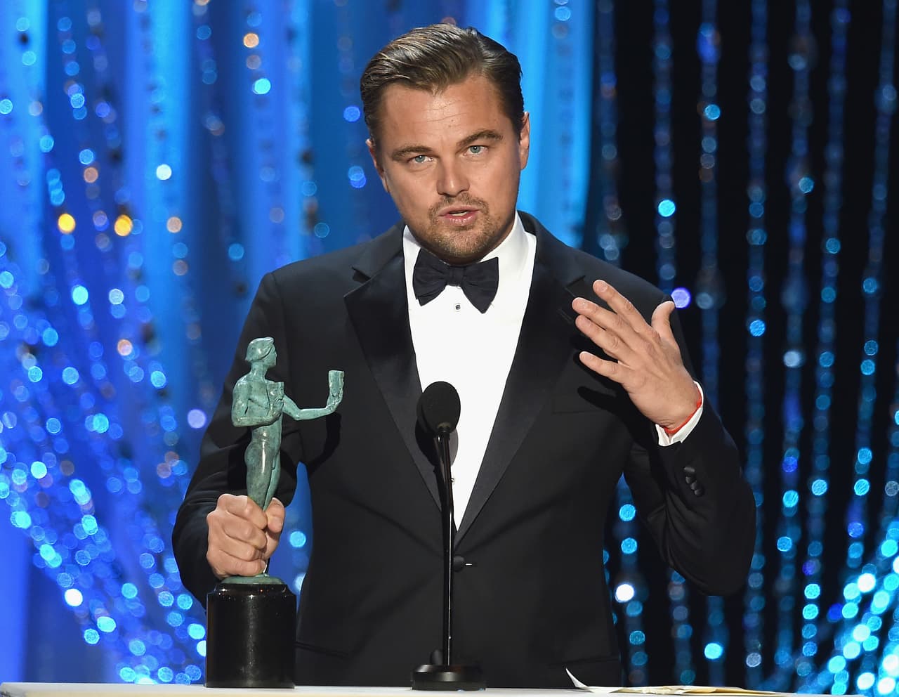 También a sus padres por dejarlo ir a audiciones desde los 13 años.