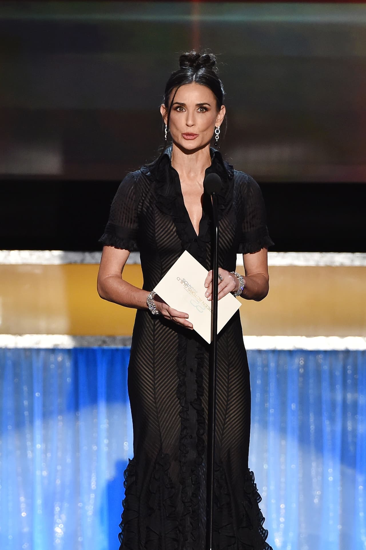 Demi Moore se encargó del premio final: Mejor elenco.