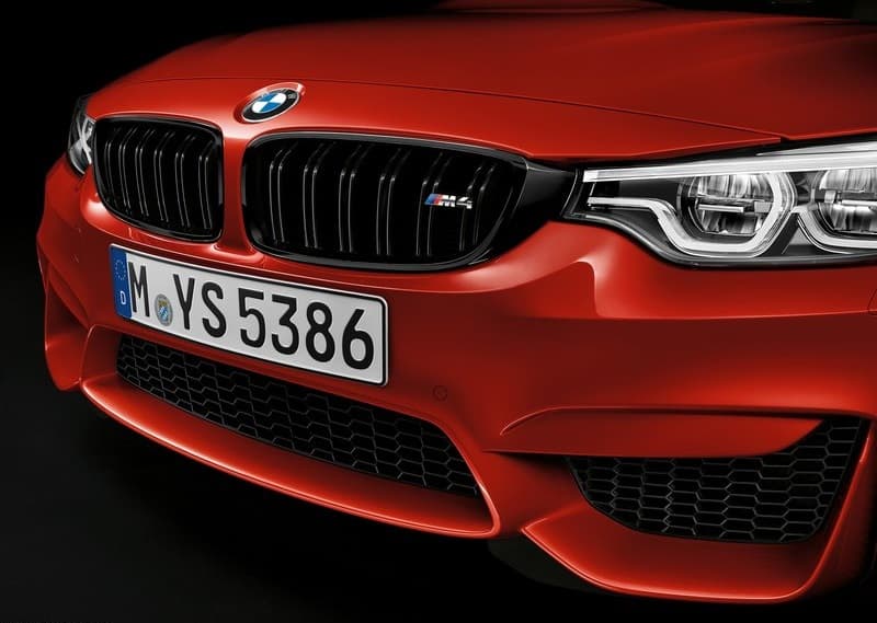 Debajo del capó hay un motor M TwinPower Turbo de seis cilindros, que de manera estándar genera 431 caballos de fuerza. Además, hay disponible un paquete opcional que expande la potencia a 450 caballos.