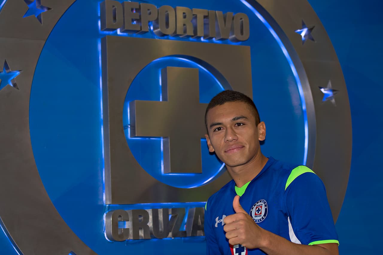 Esta es una de las escasas fotografías disponibles del delantero colombiano Carlos Lizarazo con el escudo del Cruz Azul.