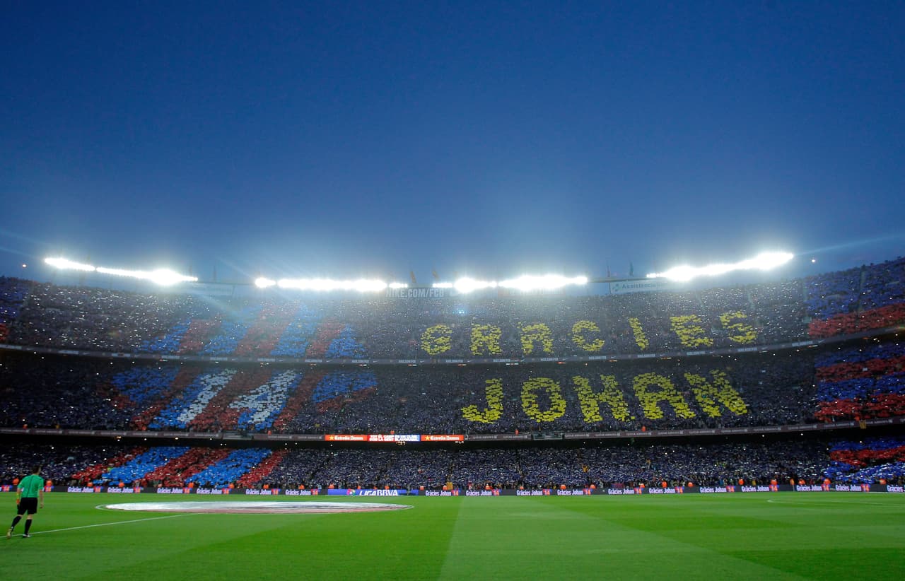 Las gradas del Camp Nou lucieron un impresionante mural dedicado al 'Tulipán de oro' con una notable organización entre los seguidores azulgranas.
