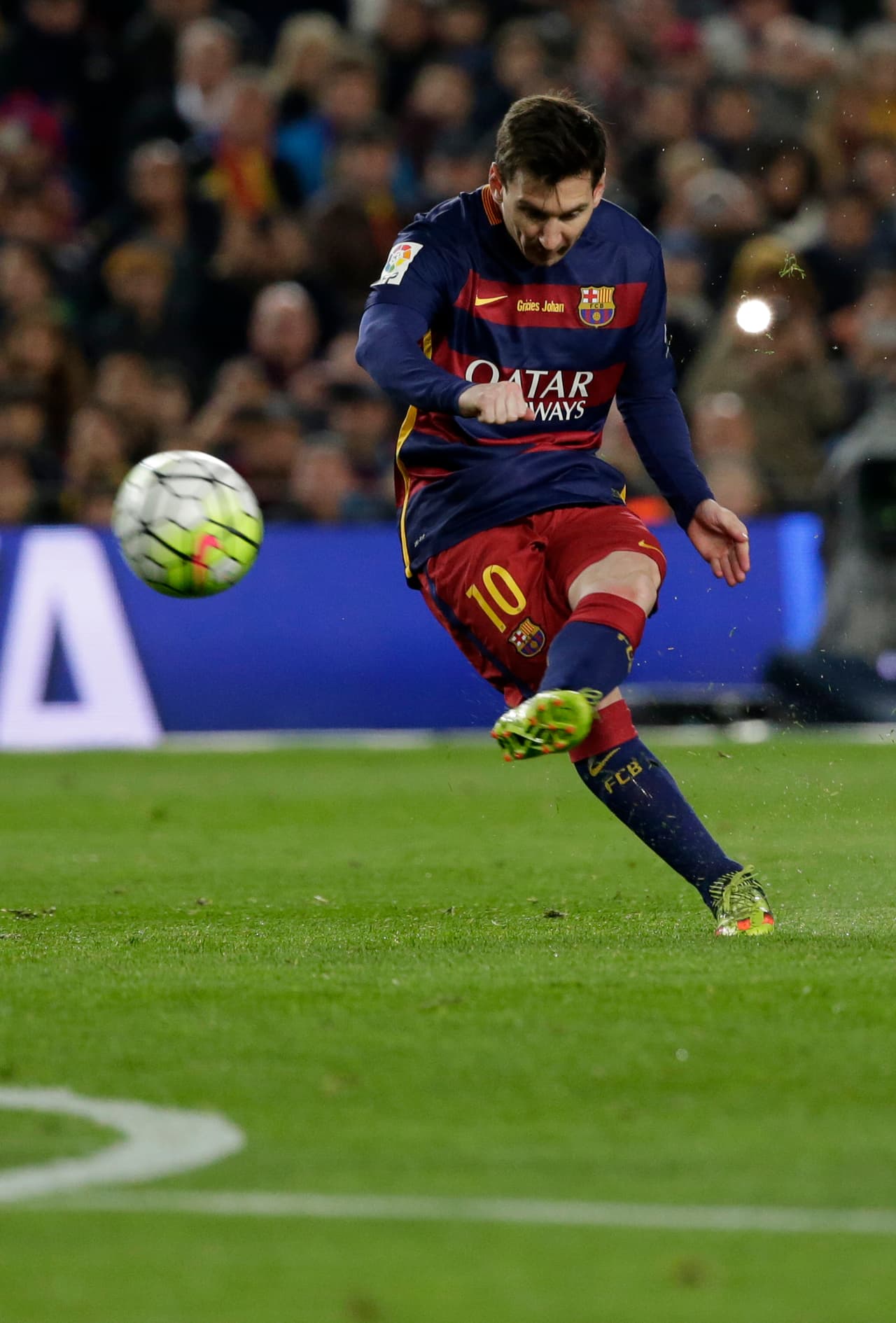 Messi tuvo un cobro de tiro libre antes de que terminara la primera mitad pero remató muy desviado de la cabaña de Keylor.