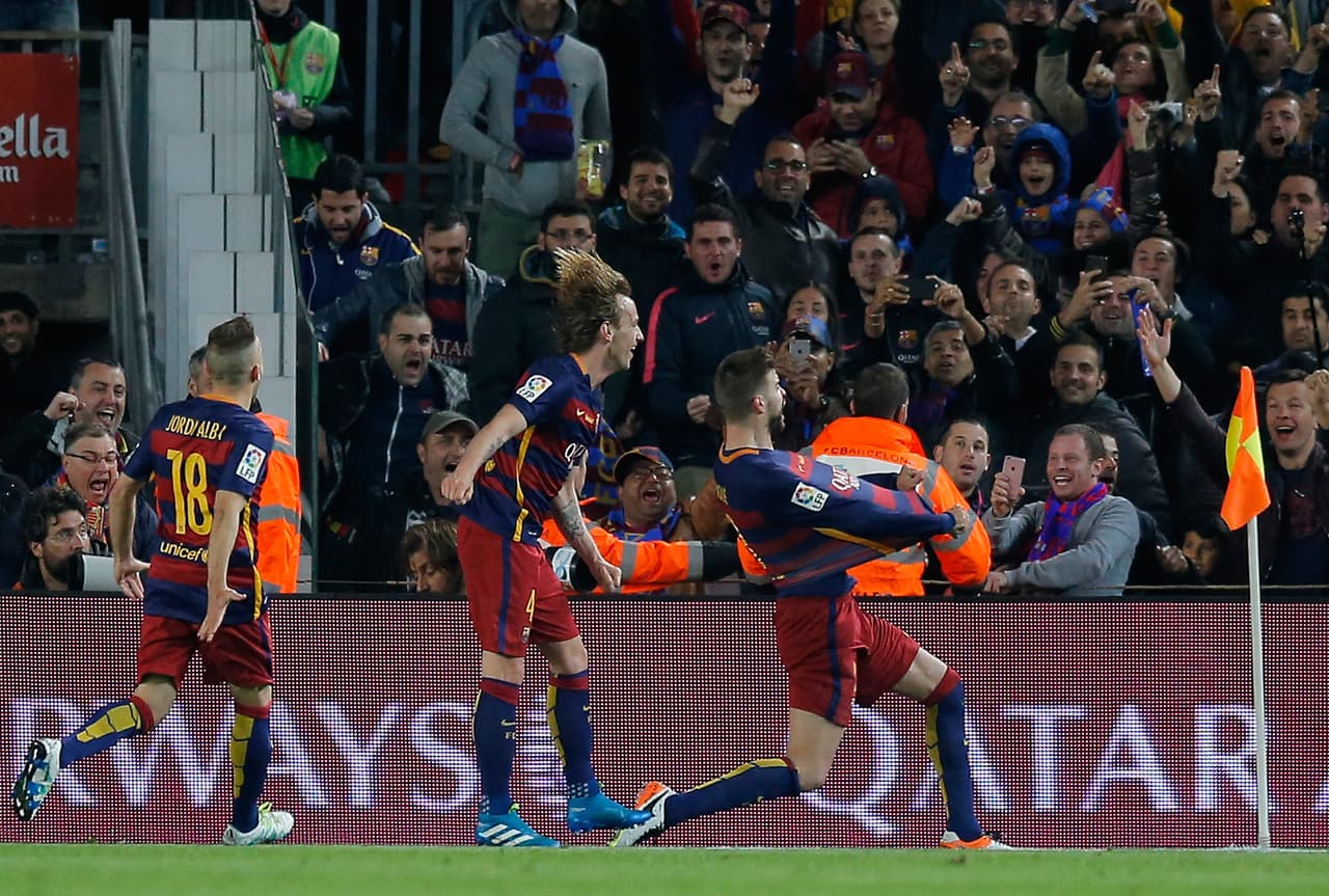 El central del Barcelona le ganó la carrera a Pepe que tenía su marca y se elevó más que todos picando su remate para comenzar los festejos.