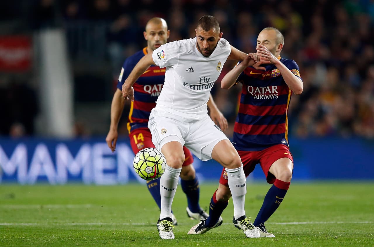 Por el lado del Madrid sus atacantes seguían muy solitarios al frente, sobre todo Karim Benzema quien estaba muy aislado y jugando de espaldas a la portería.