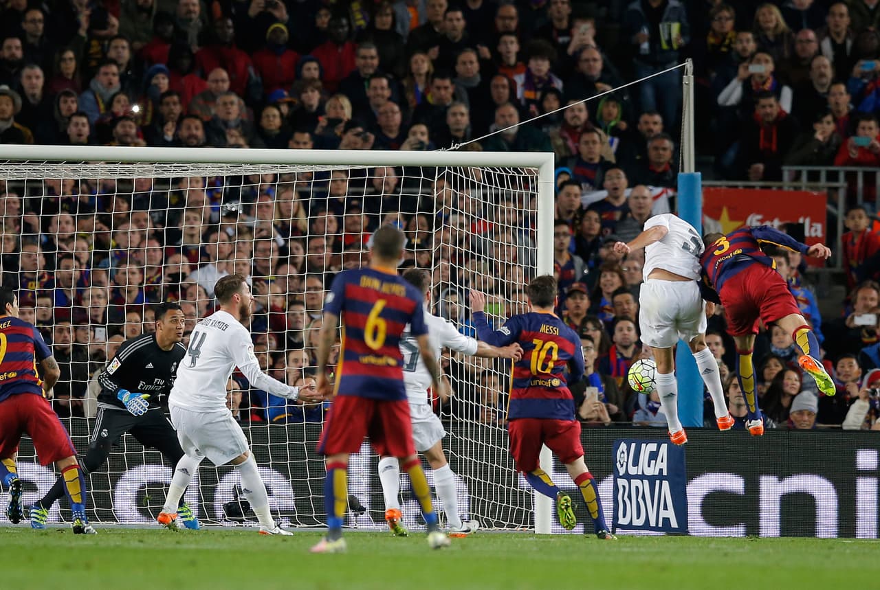 Arrancando el segundo tiempo el Barcelona se puso al frente en un tiro de esquina que conectó de cabeza Gerard Piqué.
