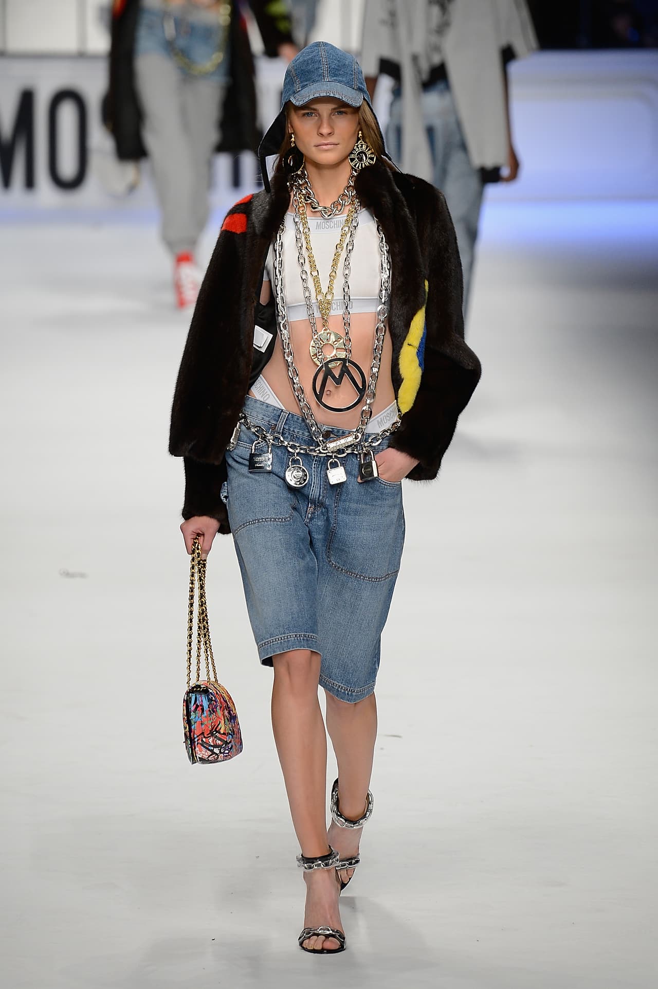 Si decides llevar tus shorts muy descaderados, es decir, si apuestas por mostrar tu ombligo, busca mejor unos shorts muy de moda por estos días que son más bien unas bermudas largas hasta la rodilla. Se pueden llevar con stilettos para trasformarlos en algo más formal.