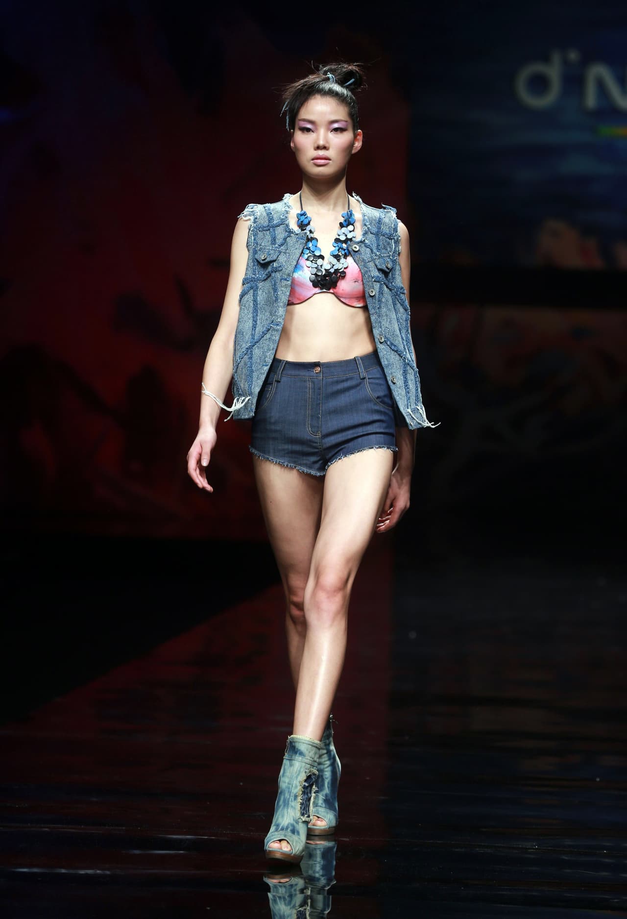 Parece que la moda nunca va a estar suficientemente contenta con las conquistas que ha hecho porque las mujeres estén más libres y tengan menos miedo de mostrar su cuerpo. En la pasarela de Chen Wen Jeans Collection los shorts de dénim se vuelven verdaderas 'knickers', o lo que es igual, bragas para salir de casa.