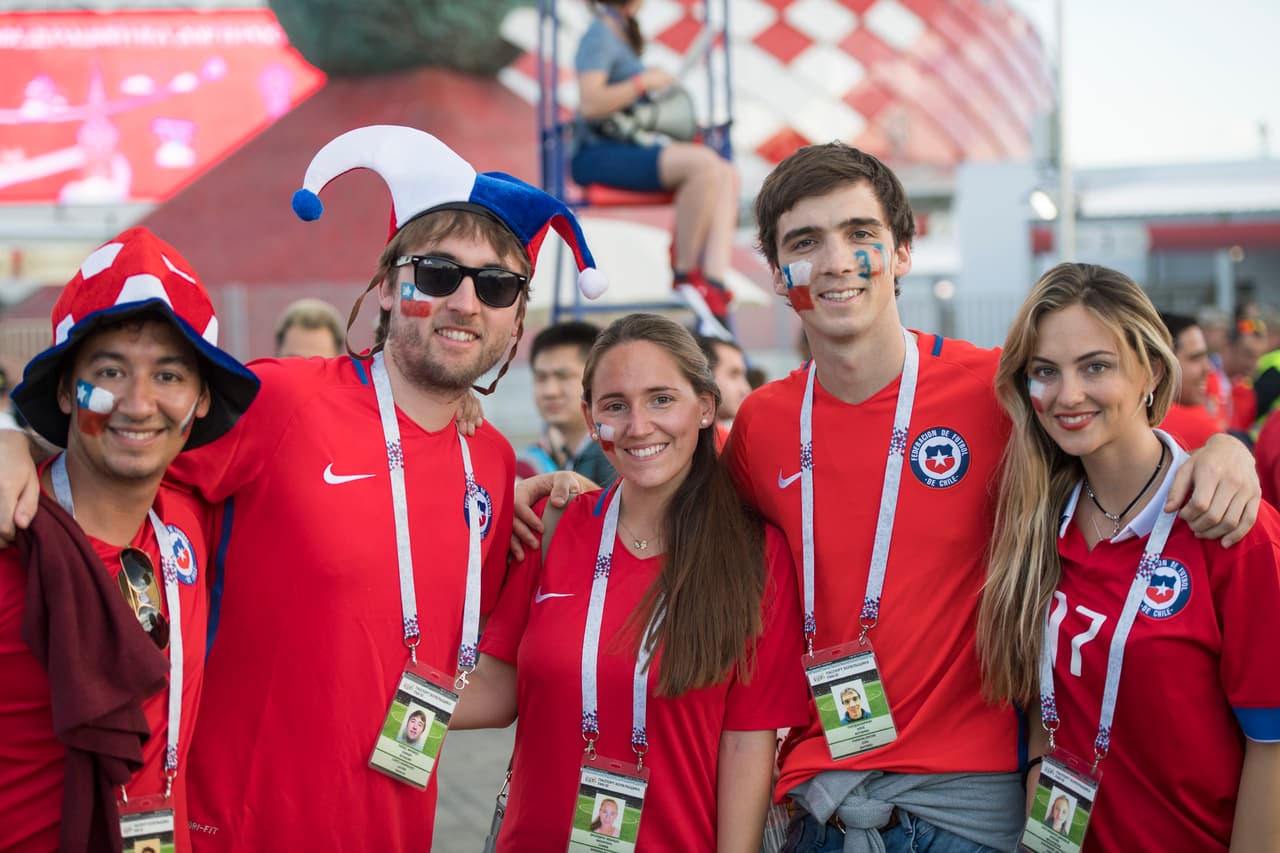 Con amigos, colegas y familiares, los chilenos fueron arribando al escenario deportivo.