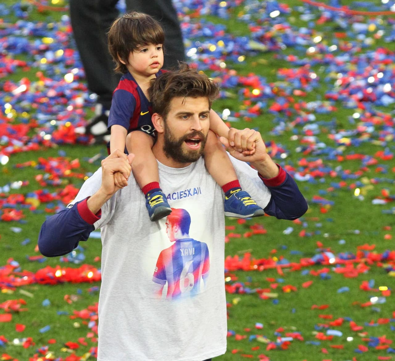Cargó a su pequeño en hombros para celebrar.