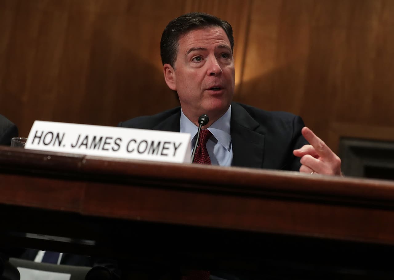 El director del FBI dijo que no sabe si los nuevos correos contienen información clasificada.