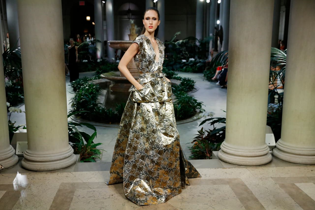 Frase 6: No importa los retos que haya traido la vida como diseñadora, Carolina Herrera se ha resistido a dejar a un lado su gusto por lo exhuberante y lo ultra femenino en sus diseños, porque ella está convencida de que "el lujo siempre estará por ahí, sin importar lo que esté pasando en el mundo".