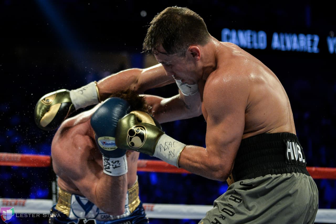 Los 36 minutos que duró el enfrentamiento fueron de gran intensidad. En los rounds finales, el Canelo volvió al ataque y puso en aprietos al kasajo.