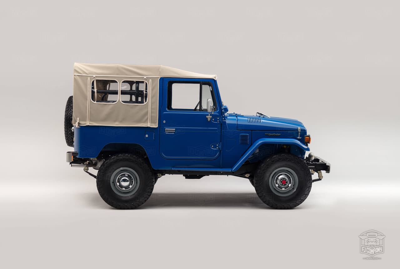 Las ahora clásicas líneas de la Toyota FJ40 no difieren mucho a los Jeep civiles (CJ) de la época, sin embargo las camionetas FJ40 eran notoriamente más grandes y sustanciales que sus homólogas estadounidenses.