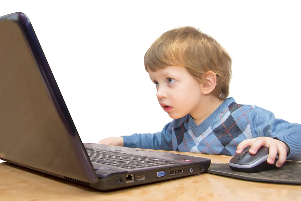 Incluso si tu hijo es de los niños que se la pasa sentado jugando frente a la computadora, motívalo a salir pues los amigos rara vez tocarán hasta su puerta.