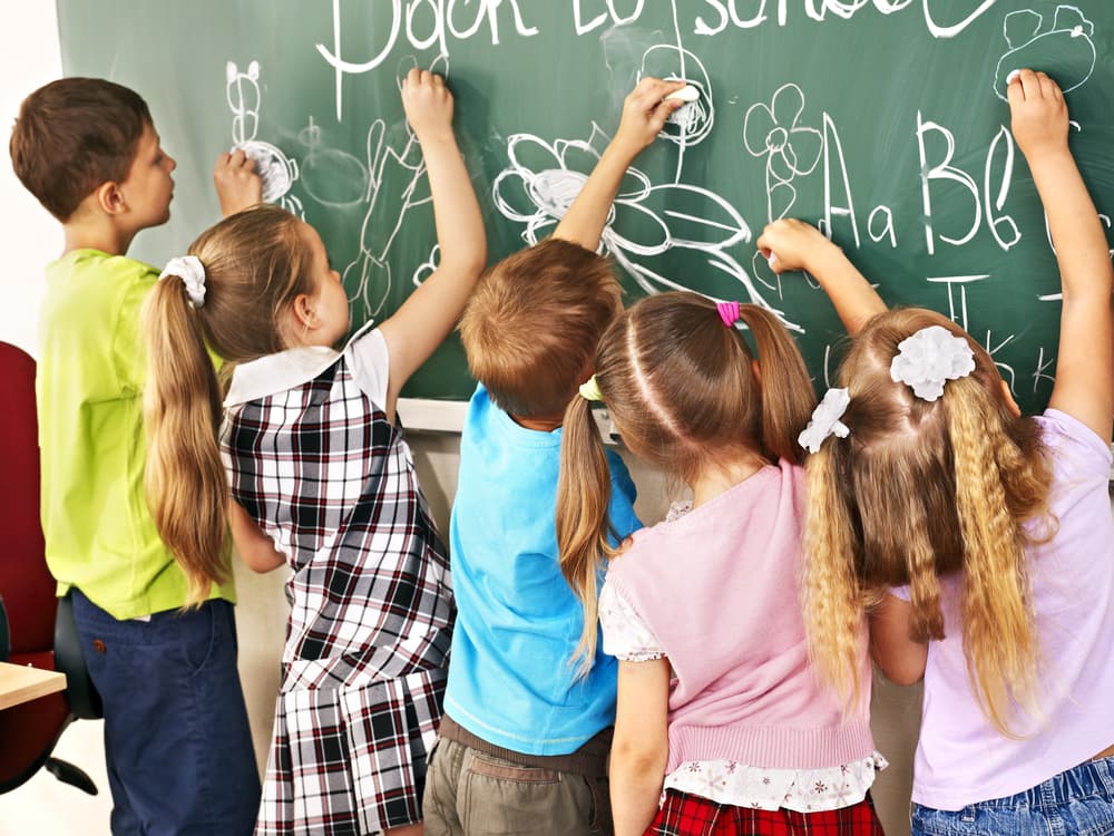 Un aspecto muy importante son las amistades que comenzaran hacer, sin embargo en ocasiones a tus pequeños les puede resultar un poco complicado. Así que mejor ayúdalos un poco para que sepan cómo hacer nuevos amigos.