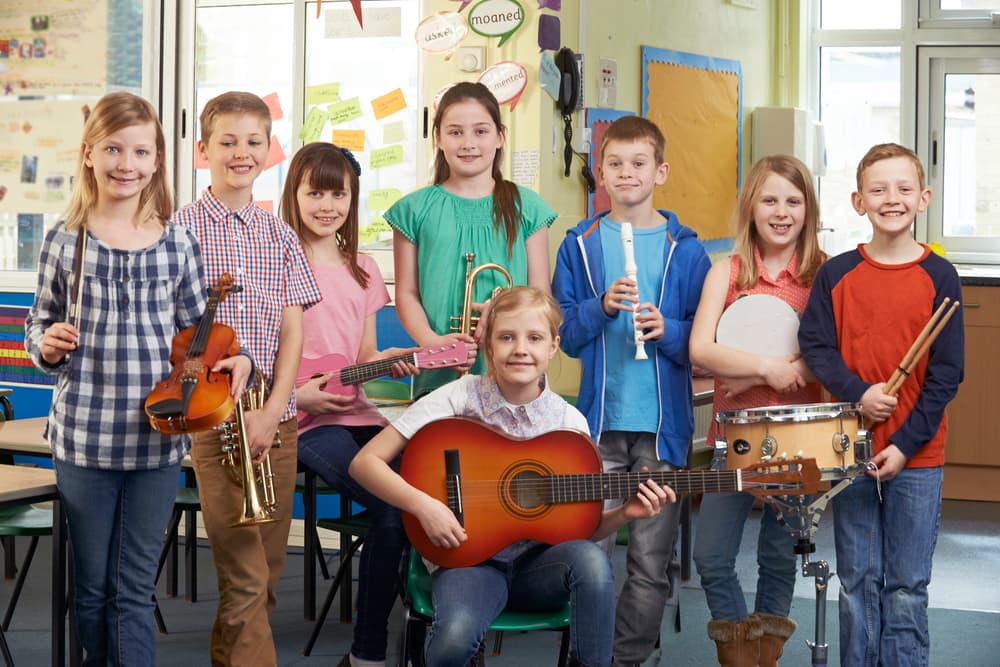 Pero si los deportes no son lo suyo y prefiere la música u otra actividad bríndale todo lo que necesite para que la realice. Las actividades extracurriculares les ayudan a ser más extrovertidos, a saber cómo deben relacionarse y los hace más responsables pues deben cumplir con sus clases.