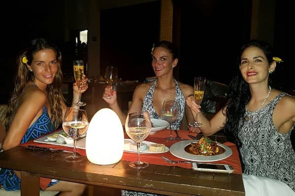 Sin embargo Claudia hizo un alto en los preparativos para irse unos días a la playa con dos de sus mejores amigas.