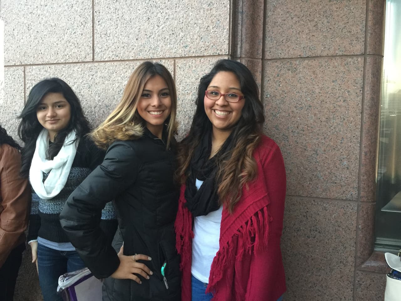 Cantando y con toda la energía se hicieron sentir los jóvenes texanos que madrugaron en busca de la oportunidad de sus vidas. Cada uno tuvo la misión de convencernos con su talento, personalidad y estilo único, muchos audicionaron pero sólo los mejores subirán al escenario.