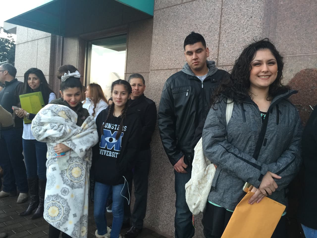 Cantando y con toda la energía se hicieron sentir los jóvenes texanos que madrugaron en busca de la oportunidad de sus vidas. Cada uno tuvo la misión de convencernos con su talento, personalidad y estilo único, muchos audicionaron pero sólo los mejores subirán al escenario.