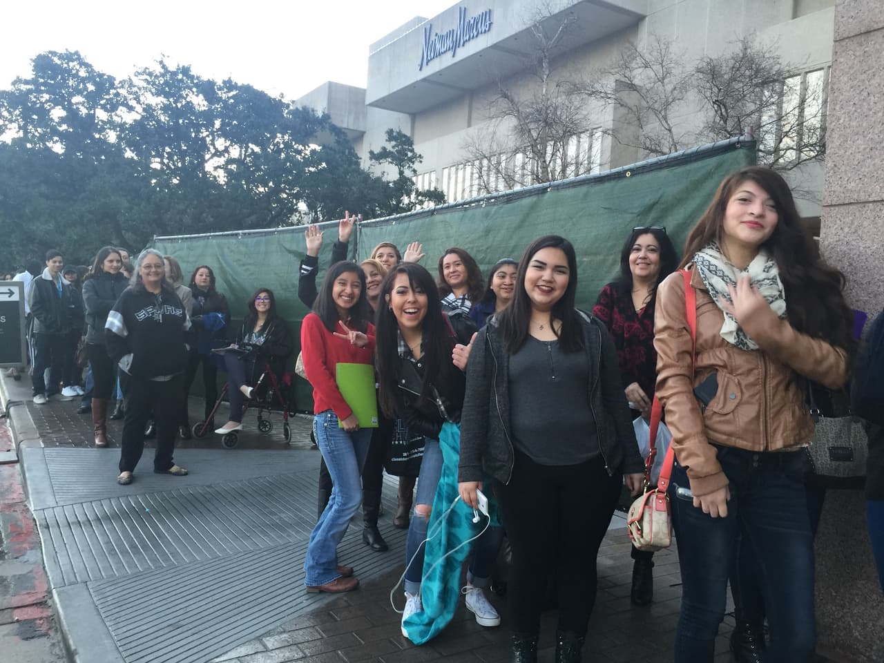 Cantando y con toda la energía se hicieron sentir los jóvenes texanos que madrugaron en busca de la oportunidad de sus vidas. Cada uno tuvo la misión de convencernos con su talento, personalidad y estilo único, muchos audicionaron pero sólo los mejores subirán al escenario.