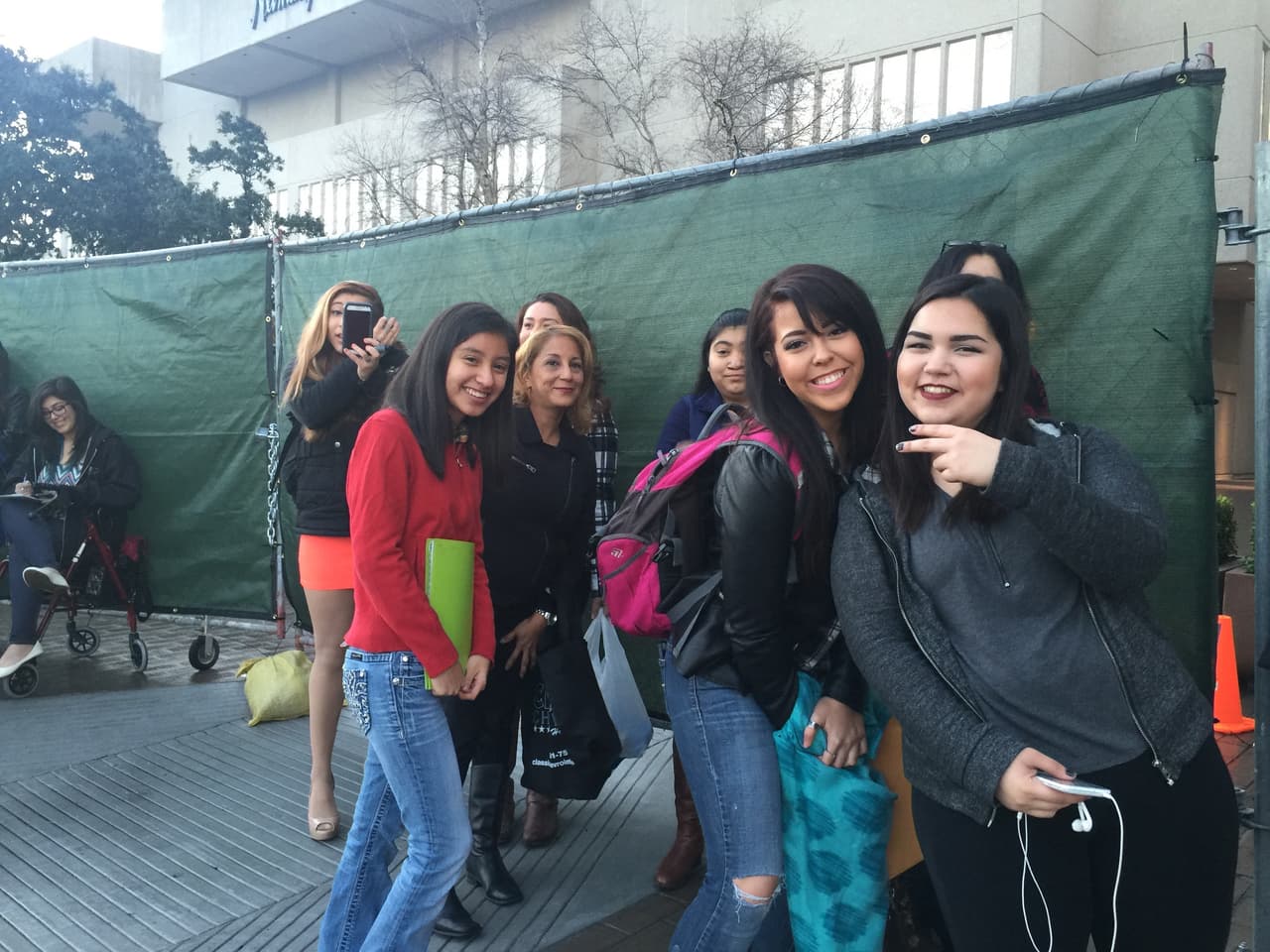 Cantando y con toda la energía se hicieron sentir los jóvenes texanos que madrugaron en busca de la oportunidad de sus vidas. Cada uno tuvo la misión de convencernos con su talento, personalidad y estilo único, muchos audicionaron pero sólo los mejores subirán al escenario.