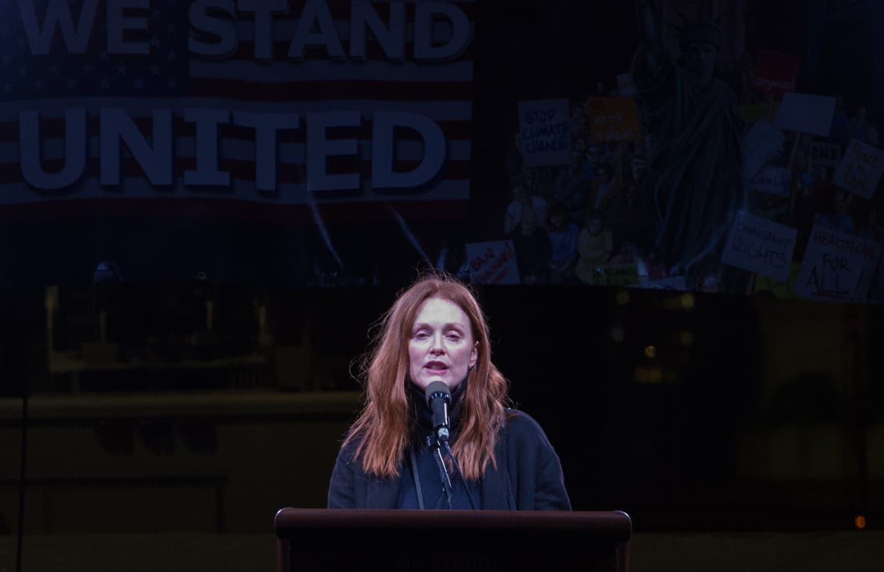 Julianne Moore participó en el evento programado para hacer contra peso al concierto de Donald Trump, 'Make AMerica Great Again'.