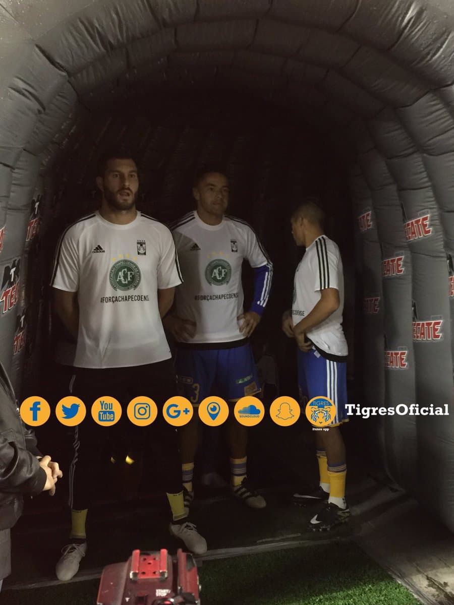 Y antes del partido, los universitarios saltaron a la cancha con una camiseta en alución al Chapecoense.