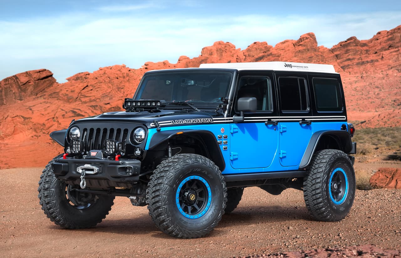<b>Jeep Luminator</b>: El Jeep Luminator concept es una especie de
<b>mega-lámpara sobre ruedas</b> que es a la misma vez un capaz vehículo todoterreno. Este concepto también sirve para darle a conocer al público estadounidense el hecho, ya conocido por entusiastas de toda Europa, que
<b>Magnetti Marelli</b>, la subsidiaria de Fiat Chrysler dedicada al desarrollo de sistemas de iluminación, es excelente en lo que hace.