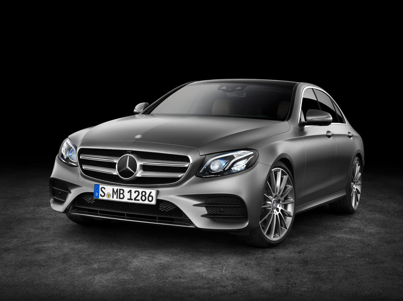 Las variantes diésel E220d y E350d, con 195 HP y 258 HP, respectivamente; y el agregado de la versión E350e que, tal como denota su denominación, se trata de una edición híbrida enchufable, con 279 HP y que en modo eléctrico permitirá recorrer más de 18 millas con una carga completa.