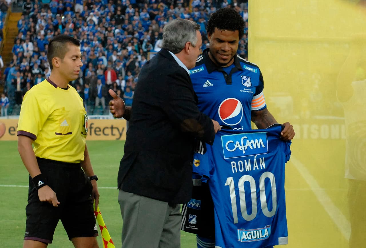 Uno de los homenajes que recibió Román Torres antes de marcharse a Estados Unidos fue por sus 100 partidos como profesional, la gran mayoría hasta ese momento en Colombia.